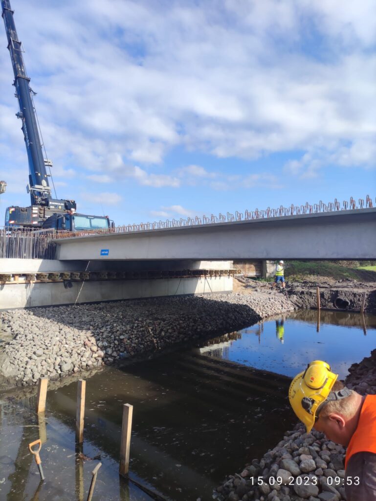 Zdjęcie z trwających prac na zadaniu „Rozbiórka istniejącego i budowa nowego mostu w ciągu drogi wojewódzkiej 157 w km 0+545 w m. Sierosławice”.