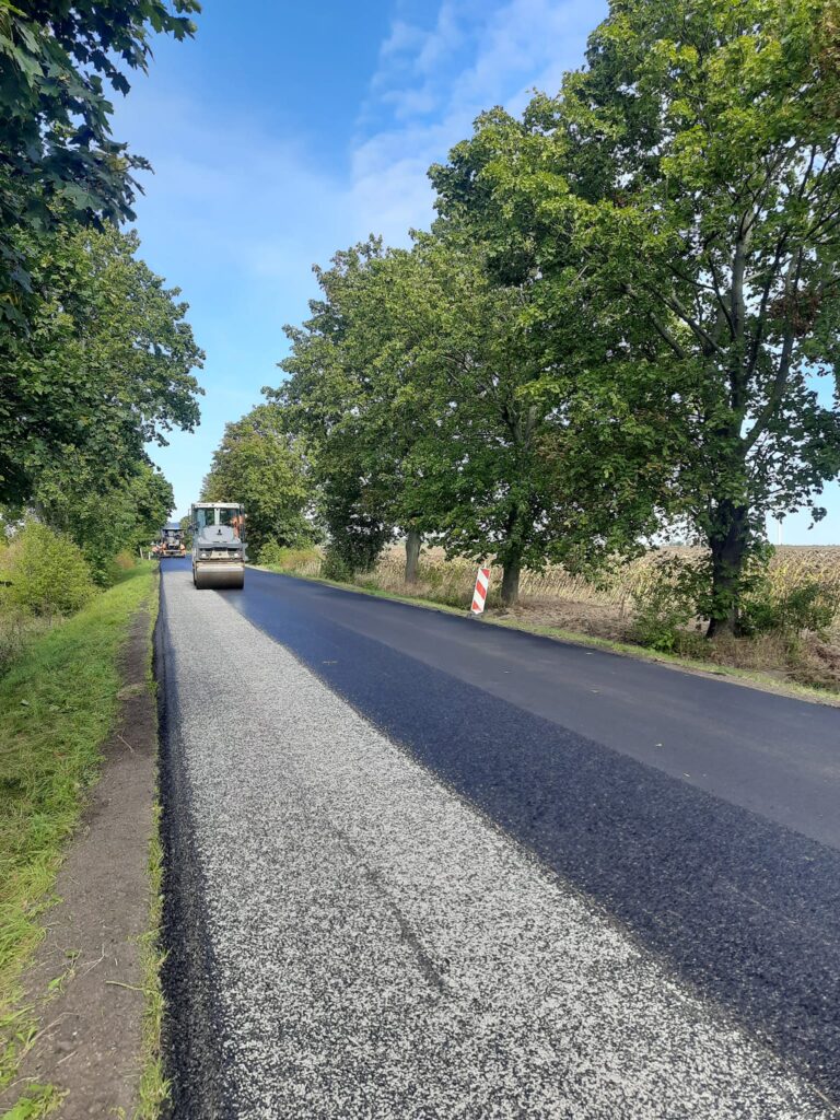 Zdjęcie prac remontowych na drodze wojewódzkiej nr 139 na odcinku o dł. 0,8 km, pomiędzy miejscowościami Drzeńsko i Kowalów.