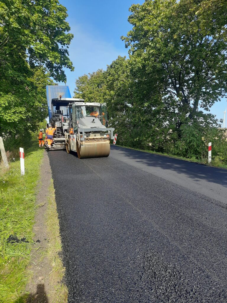 Zdjęcie prac remontowych na drodze wojewódzkiej nr 139 na odcinku o dł. 0,8 km, pomiędzy miejscowościami Drzeńsko i Kowalów.