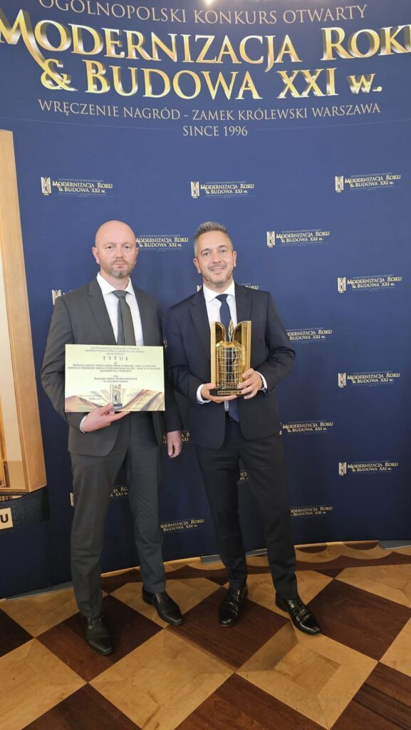 Zdjęcie przyznania nagrody w ramach XXVII edycji Ogólnopolskiego Konkursu Otwartego Modernizacja Roku & Budowa XXI w.