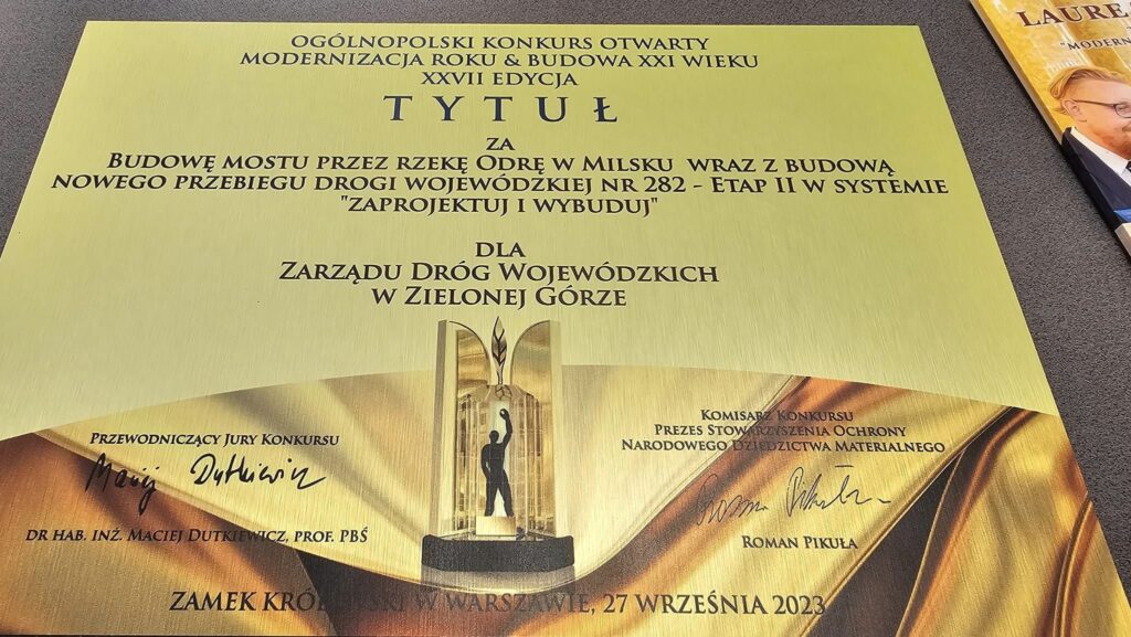 Zdjęcie przyznania nagrody w ramach XXVII edycji Ogólnopolskiego Konkursu Otwartego Modernizacja Roku & Budowa XXI w.